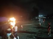 Embarcação pega fogo