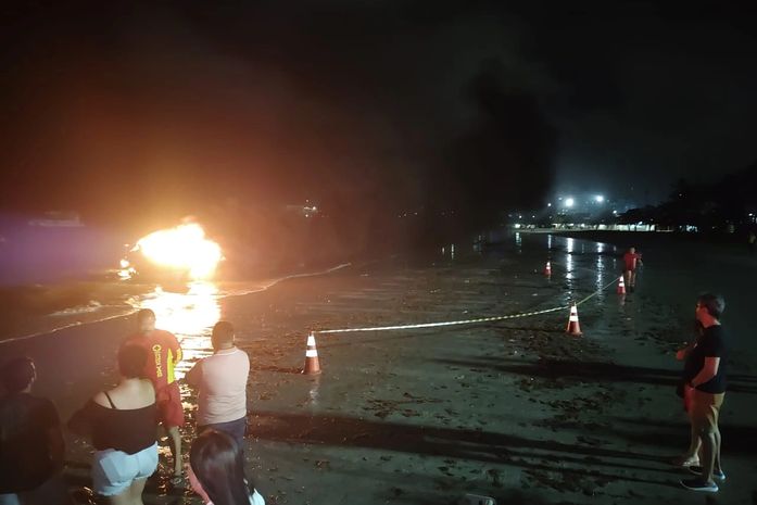 Embarcação pega fogo