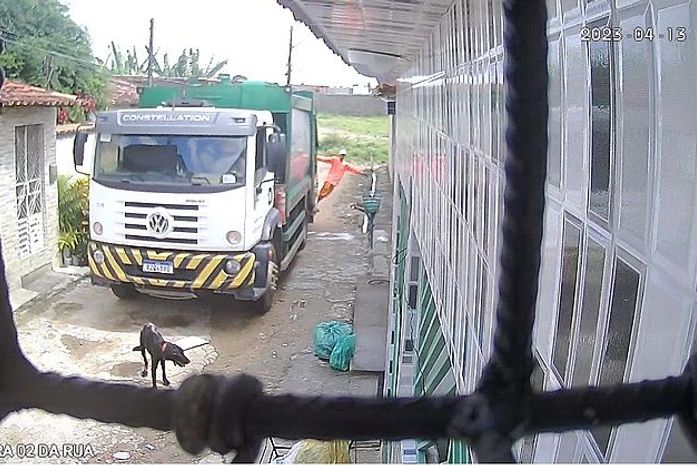 Funcionários de empresa de coleta de lixo envolvidos em atropelamento e morte de cachorro são demitidos