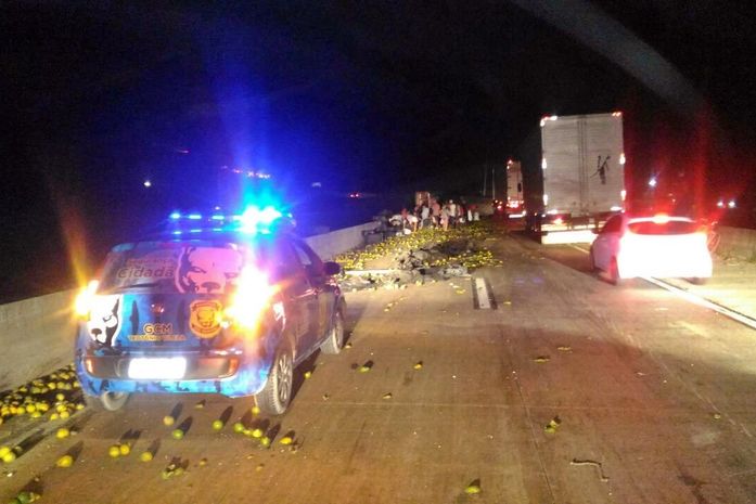 Carga de laranja foi saqueada