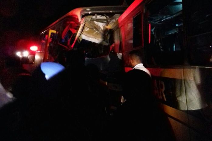 Colisão entre dois ônibus estudantis deixa cinco pessoas mortas no Agreste