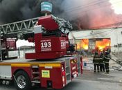 Incêndio atinge fábrica de colchões na parte alta de Maceió e mobiliza mais de 60 bombeiros; veja vídeos