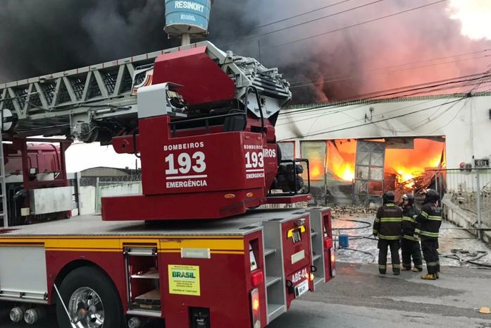 Incêndio atinge fábrica de colchões na parte alta de Maceió e mobiliza mais de 60 bombeiros; veja vídeos