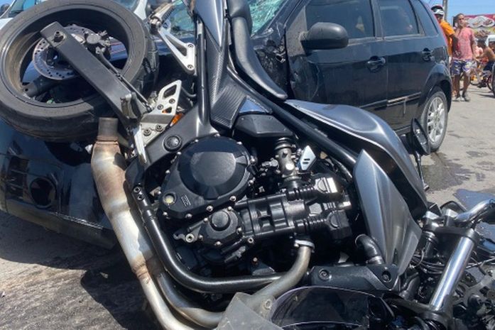 Colisão entre carro e moto deixa jovem gravemente ferido na AL 215