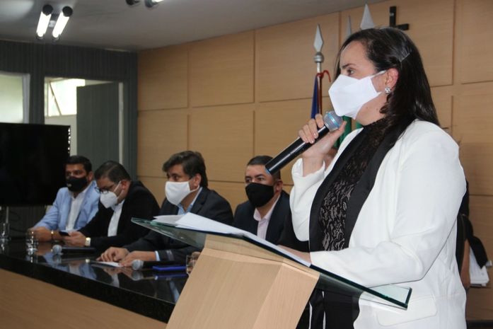 Prefeita Fabiana Pessoa presta juramento em sessão da Câmara Municipal