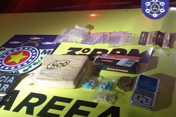 Com "delivery de drogas", suspeito de tráfico é preso pela PM após uma denúncia 