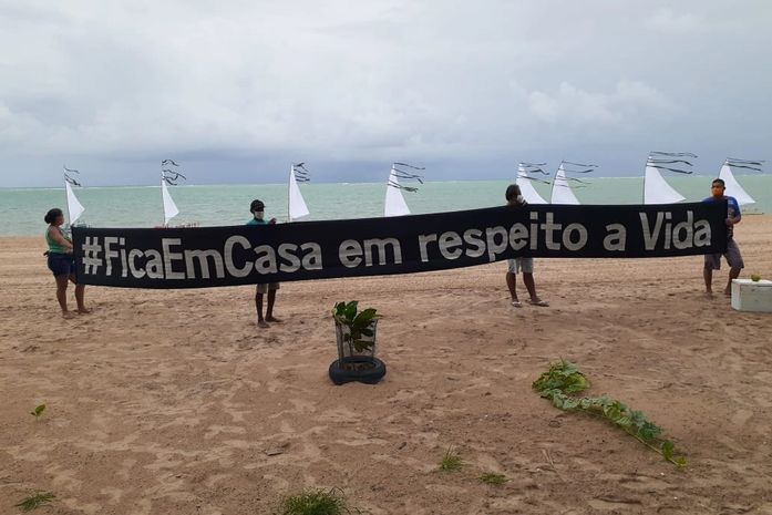 Vídeo: jangadeiros da Pajuçara fazem homenagem às vítimas fatais da Covid-19 em AL