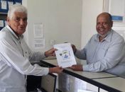 Avelar (cabelo branco) funcionário da Secult recebendo projeto das mãos de "Pedão"