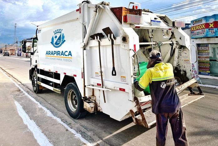 Caminhão de lixo da prefeitura perde o freio na chuva e invade muro de residência em Arapiraca