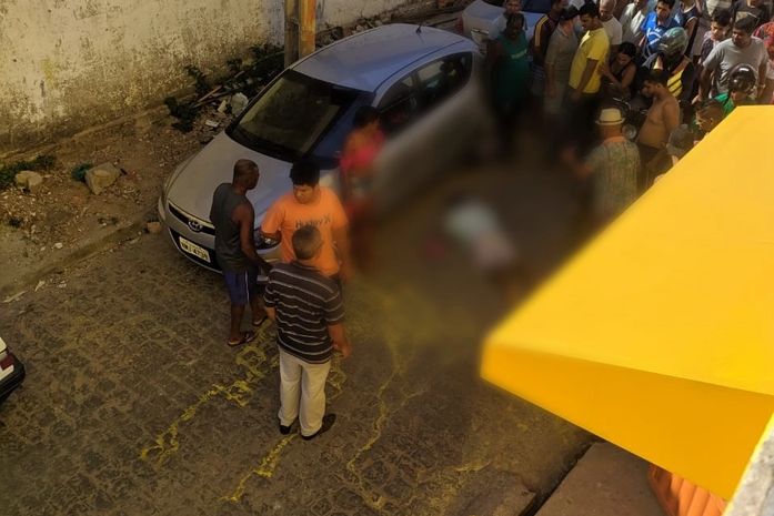 Jovem foi baleado nas costas e faleceu no local.