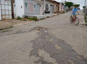 Moradores dos Caititus reclamam de mau cheiro exalado por tubulação de esgoto estourada
