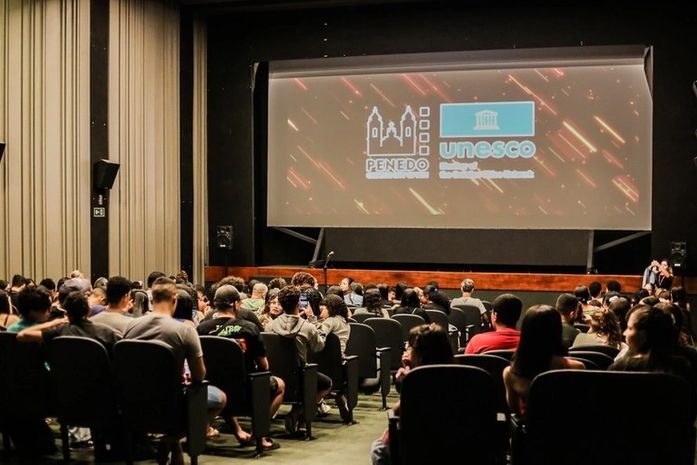 Jovens lotam sessão de estreia na reabertura do Cine Penedo