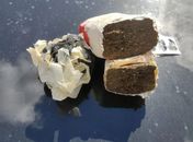 Justiça decreta prisão preventiva de policial civil e prestador de serviço flagrados entregando drogas e celular em presídio