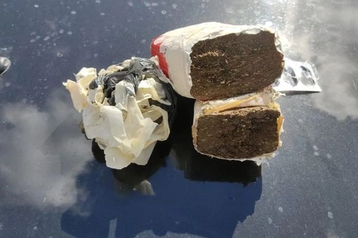 Justiça decreta prisão preventiva de policial civil e prestador de serviço flagrados entregando drogas e celular em presídio