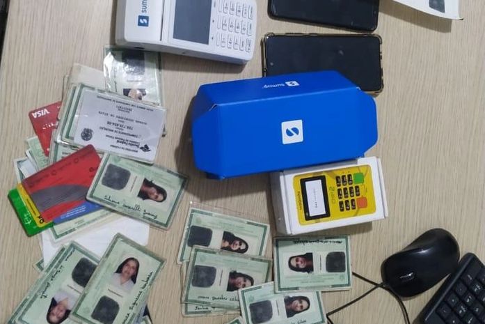 Polícia apreende 27 identidades falsas com a fotos de mulheres; acusada foi presa