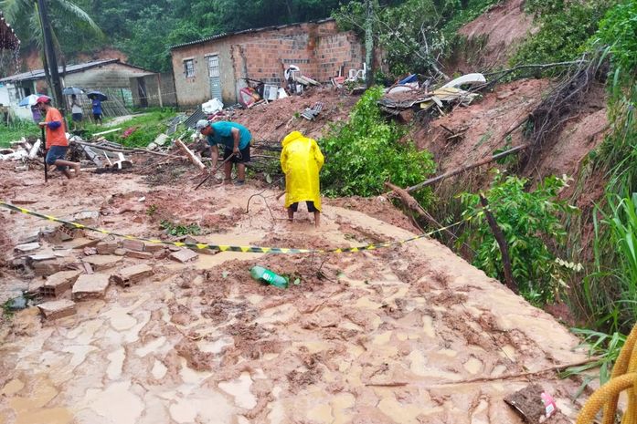 Com documentos perdidos na lama, família tenta liberar corpo de criança morta após deslizamento