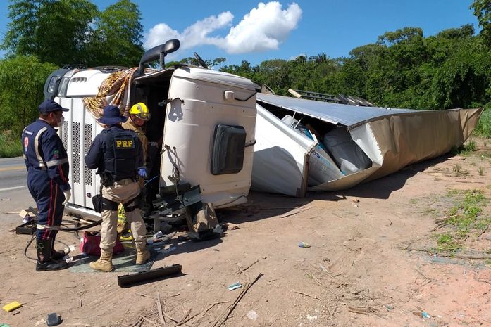 Motorista fica gravemente ferido após tombamento de carreta na BR-101