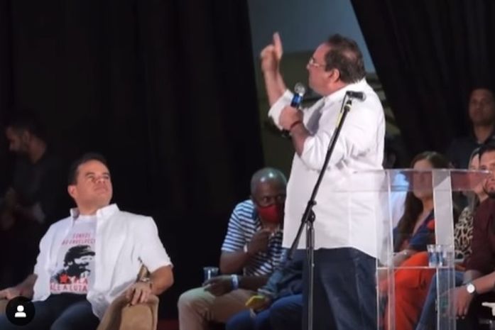 "Na democracia se pode perder e ganhar, mas não pode ter um presidente que ameaça a própria democracia", diz Barbosa em evento com Lula