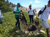Mais de 100 kg de lixo são recolhidos durante ação na Praia de Guaxuma neste sábado (9)