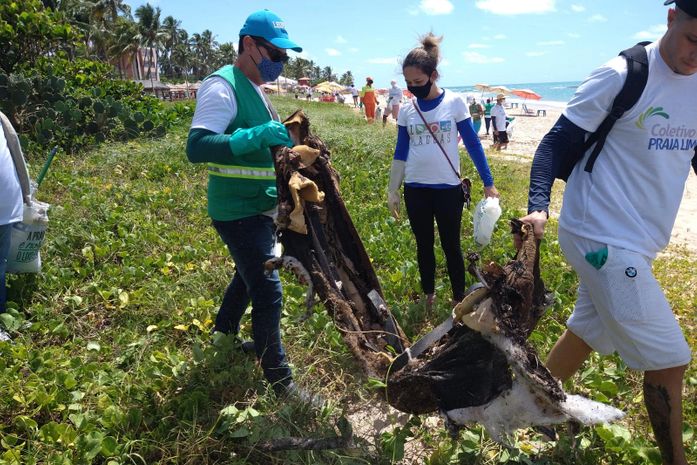 Mais de 100 kg de lixo são recolhidos durante ação na Praia de Guaxuma neste sábado (9)