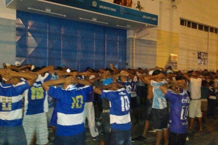 Camisas de torcida organizada do CSA são recolhidas pela Polícia Civil