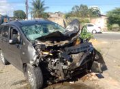 Colisão envolvendo carro e ônibus deixa dois homens feridos no Farol