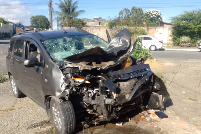 Colisão envolvendo carro e ônibus deixa dois homens feridos no Farol