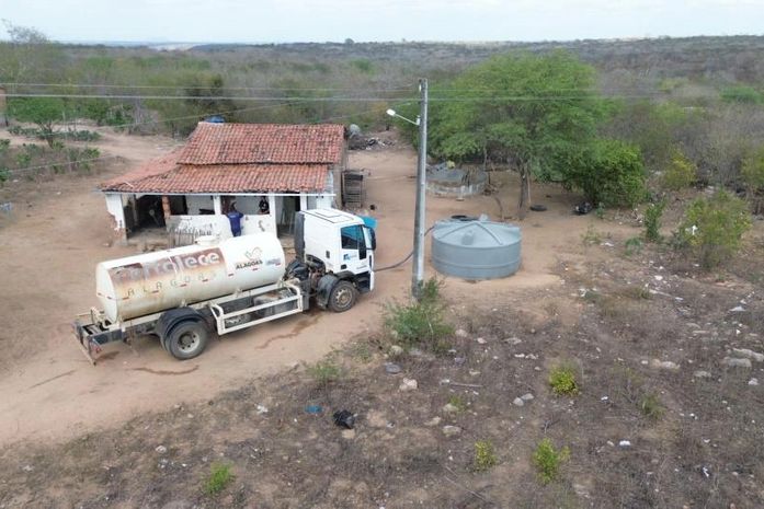 Prefeitura de Delmiro Gouveia realiza mutirão emergencial de água e beneficia 54 famílias na Zona Rural