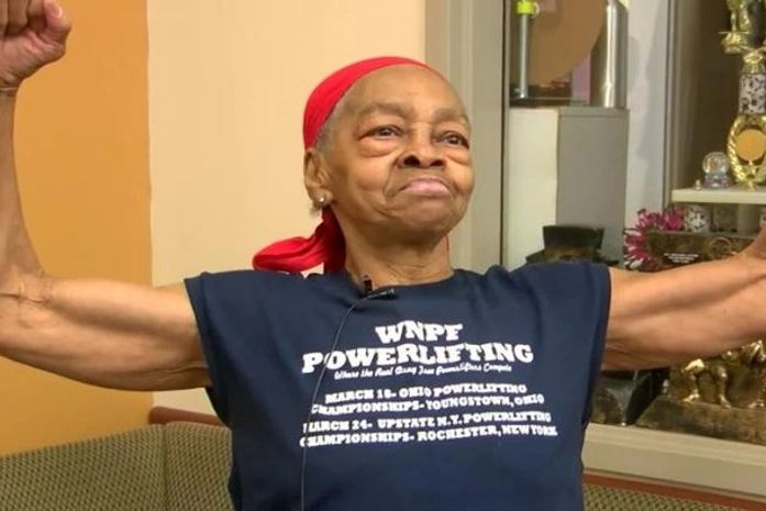 Idosa de 82 anos dá surra e manda homem que invadiu sua casa para hospital