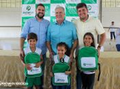 Prefeitura entrega fardamento escolar para toda rede de ensino municipal e beneficia mais de 3.500 alunos