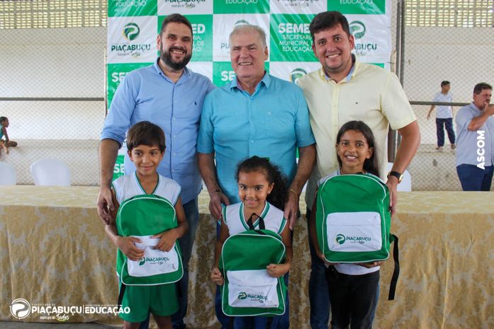 Prefeitura entrega fardamento escolar para toda rede de ensino municipal e beneficia mais de 3.500 alunos