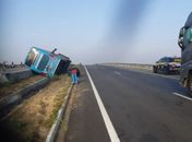 Ônibus tomba e deixa 10 passageiros feridos, na BR-101