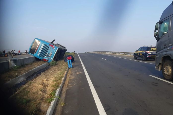 Ônibus tomba e deixa 10 passageiros feridos, na BR-101