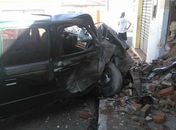 Motorista colide seu veículo em outro e atinge residência na cidade de Jacaré dos Homens