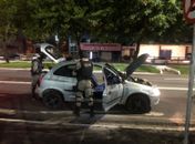 Arma, cerveja e manobras perigosas: Motorista e passageiro de carro são presos na Fernandes Lima 