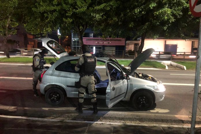 Arma, cerveja e manobras perigosas: Motorista e passageiro de carro são presos na Fernandes Lima