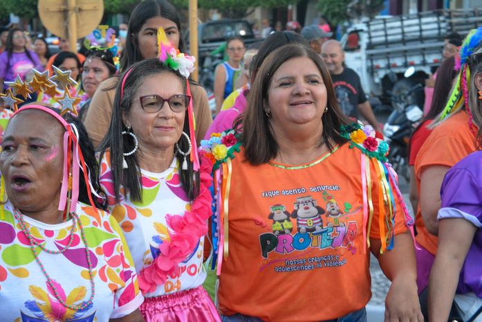 No meio do povo, Ziane Costa abre o Carnaval fortalecendo apoio a entidades sociais