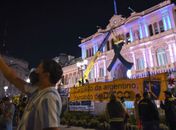 Argentinos se despedem de Maradona na Casa Rosada