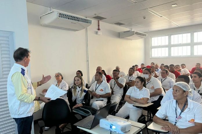 Profissionais repassaram orientações sobre normas sanitárias aos presentes. Foto: Visa Maceió