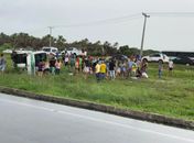 Micro-ônibus capota e passageiros ficam feridos na AL 101
