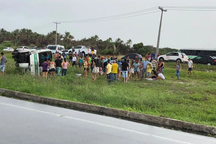 Micro-ônibus capota e passageiros ficam feridos na AL 101