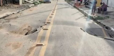 Afundamento de asfalto interdita via no bairro Chã de Bebedouro, em Maceió