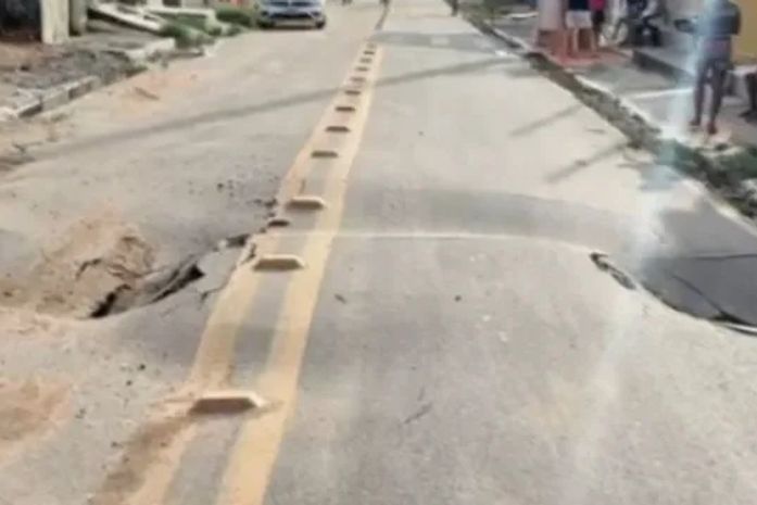 Afundamento de asfalto interdita via no bairro Chã de Bebedouro, em Maceió