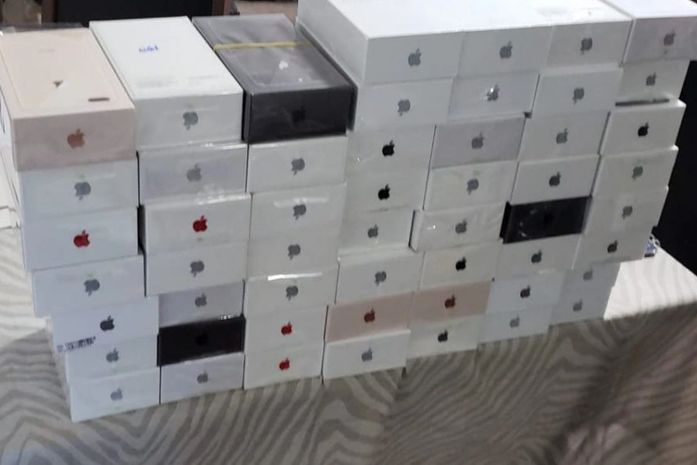Centenas de Iphones foram apreendidos.
