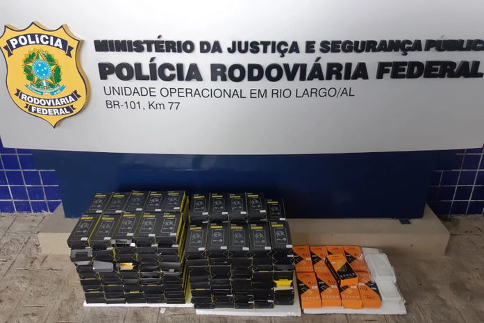 PRF apreende mais de 200 caixas de películas de celular sem notas fiscais na BR-101