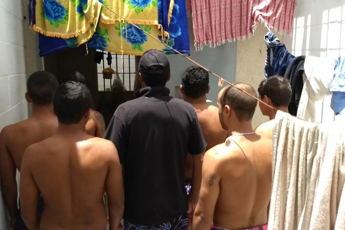 Dezessete presos estão encarcerados, quando deveriam apenas ser quatro
