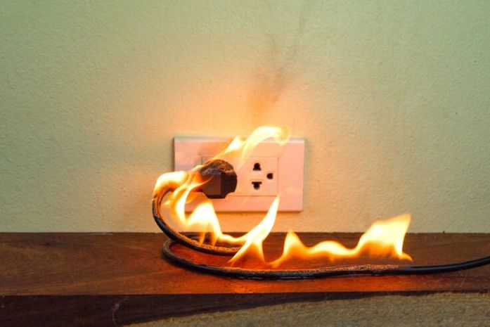 Choques elétricos em instalações domésticas provocaram 54 mortes no Brasil em 2025, aponta levantamento