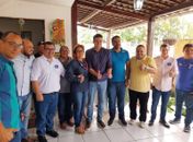 Rui aperece no centro, ladeado de seus apoiadores capelenses