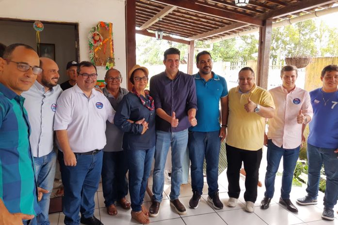 Rui aperece no centro, ladeado de seus apoiadores capelenses