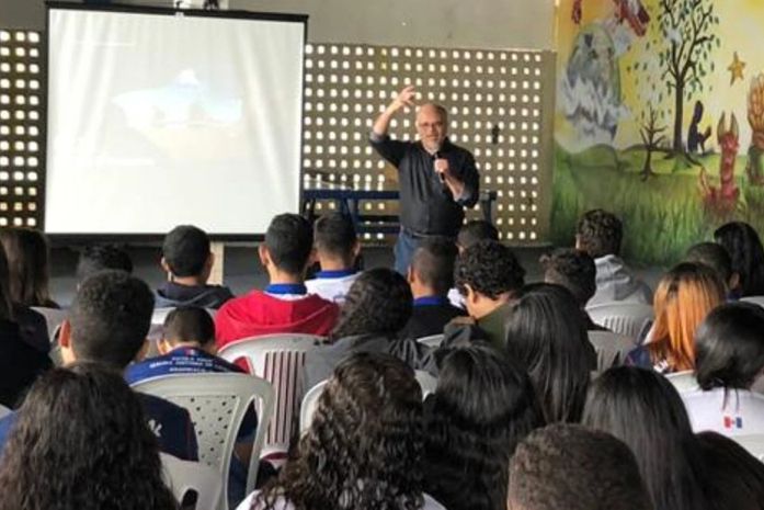 Professor da UNEAL, Carlindo Lira, lança seu livro de Poesias